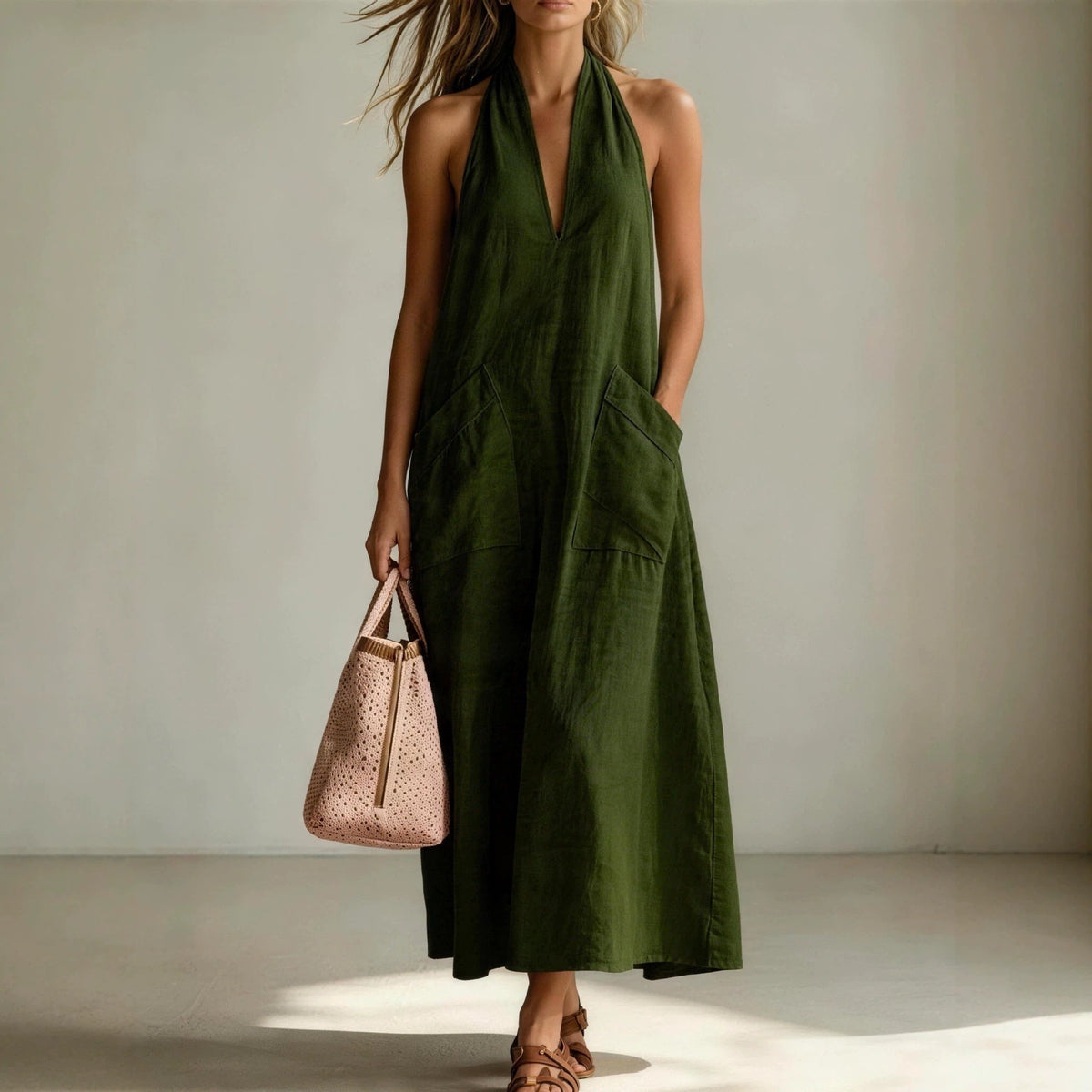 Vestido recto suelto de algodón con escote halter y cuello en V pronunciado sin mangas
