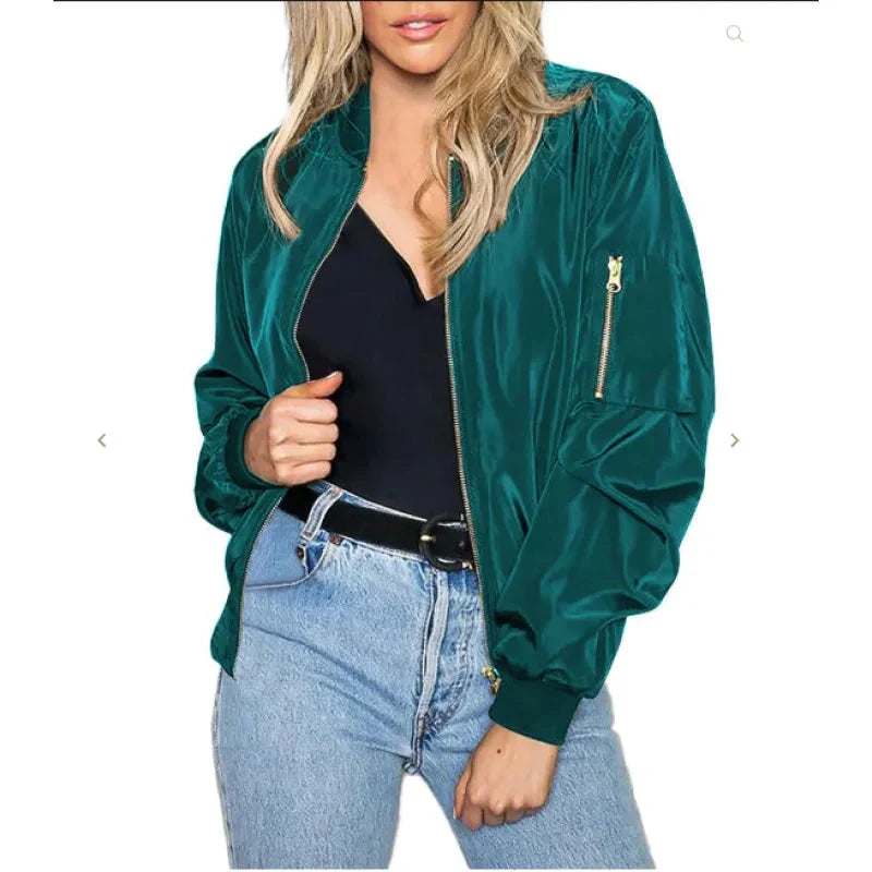 Chaqueta minimalista con cremallera, cuello alto y bloques de color