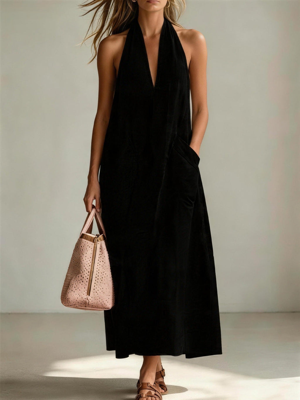 Vestido recto suelto de algodón con escote halter y cuello en V pronunciado sin mangas