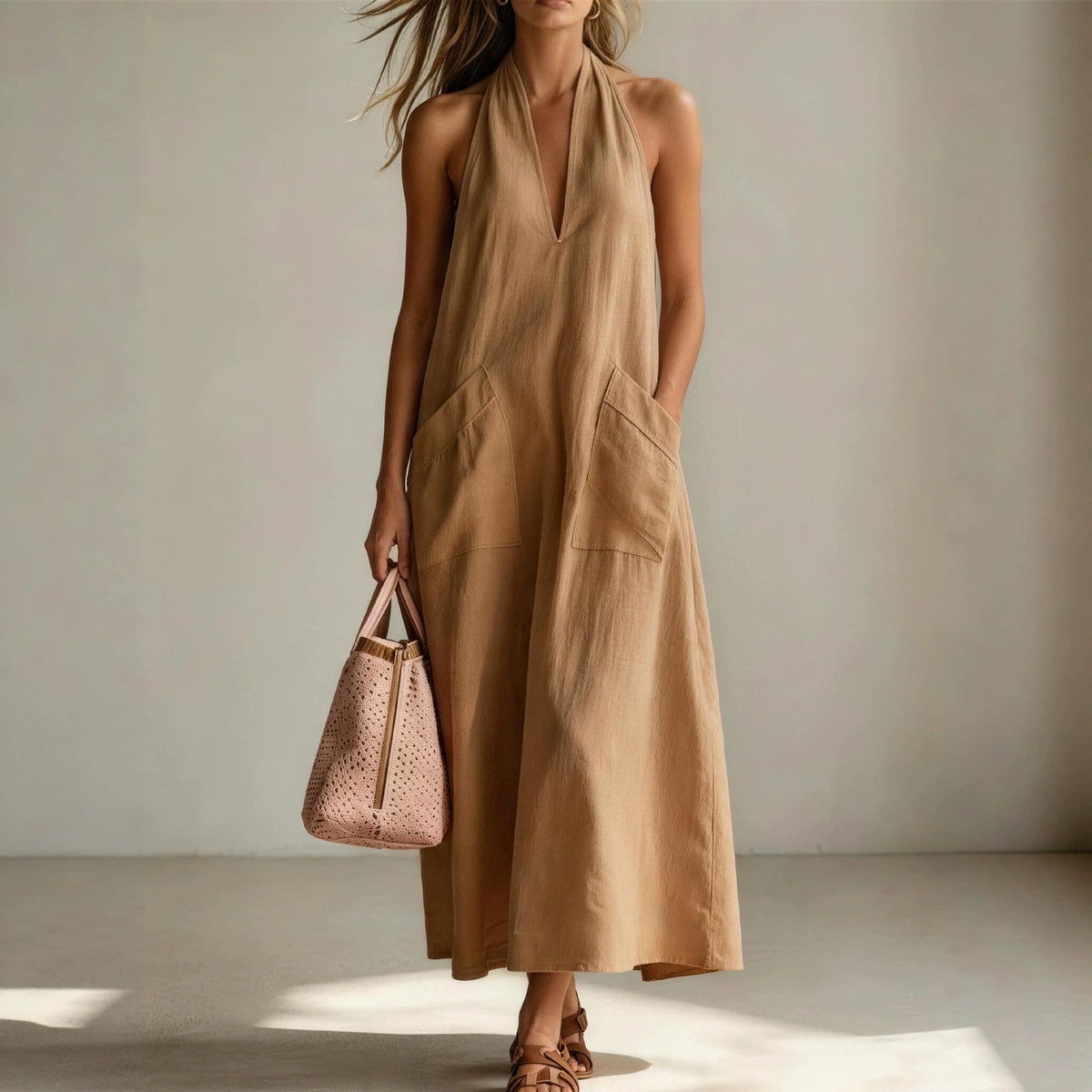 Vestido recto suelto de algodón con escote halter y cuello en V pronunciado sin mangas