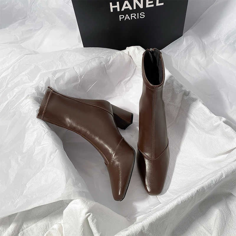 Botas Delgadas de Cuero Suave con Cremallera Trasera y Forro de Terciopelo — Tacones Elegantes