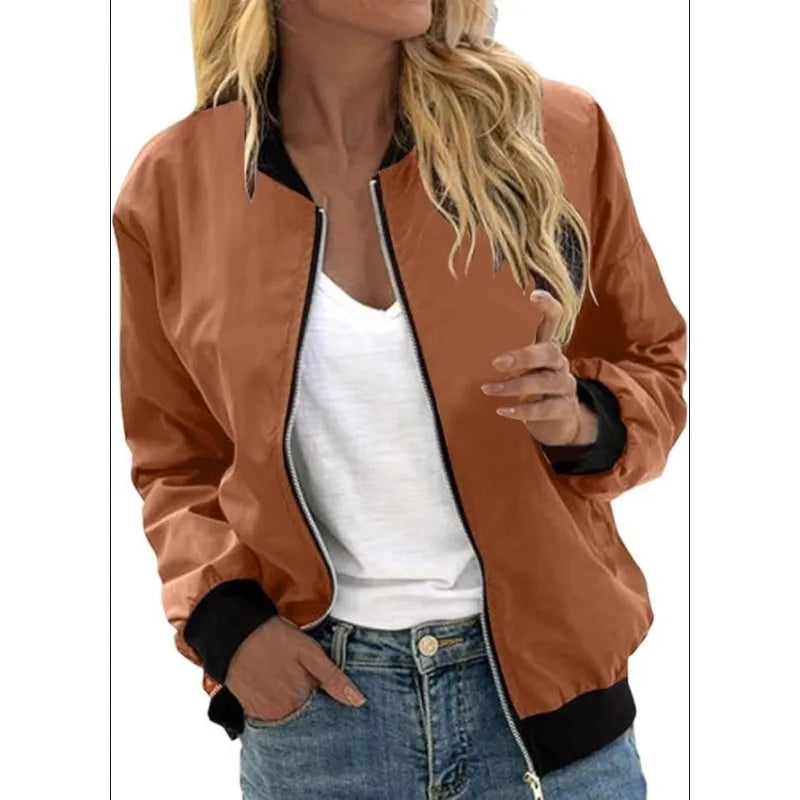 Chaqueta minimalista con cremallera, cuello alto y bloques de color