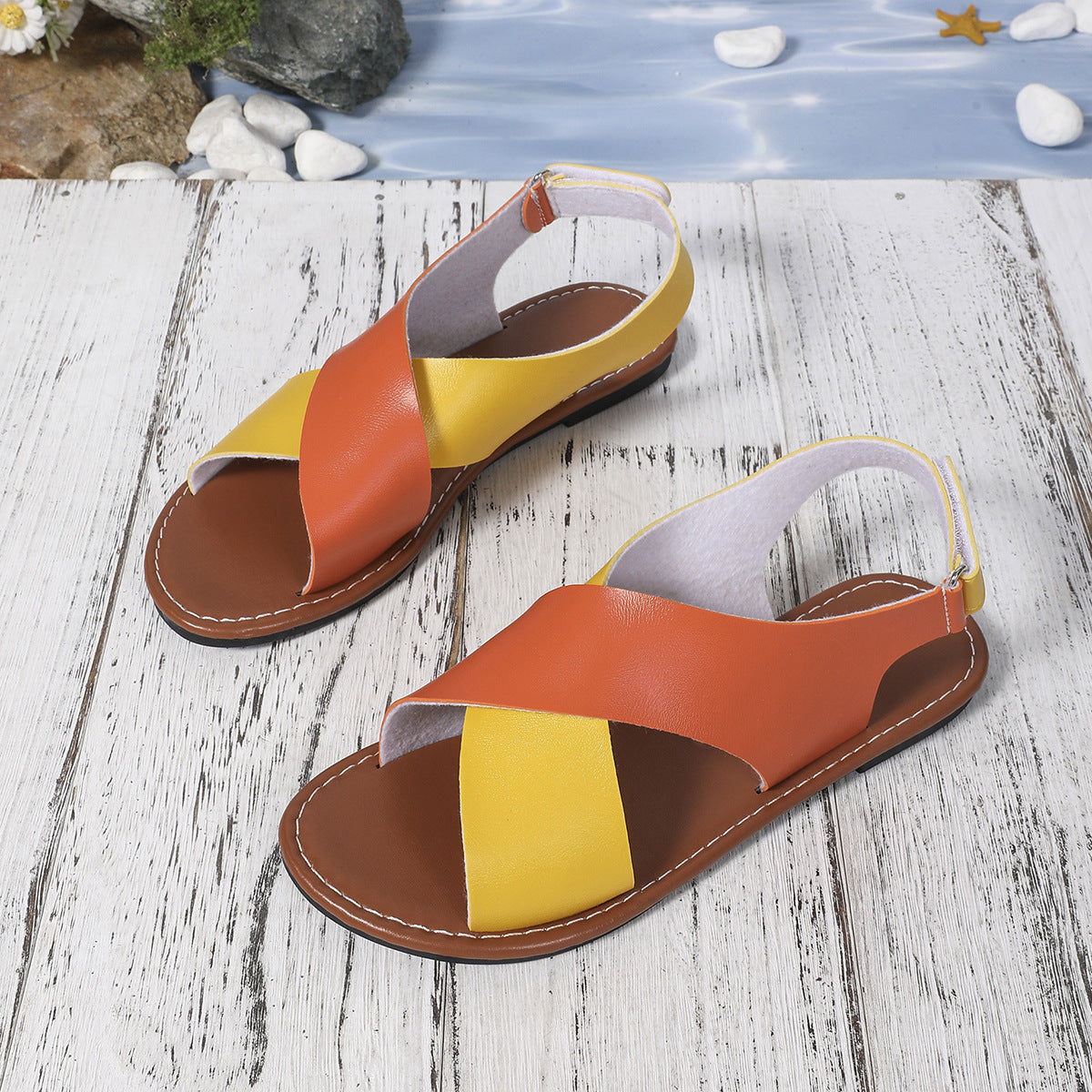 Sandalias planas para mujer con tiras cruzadas y bloques de color